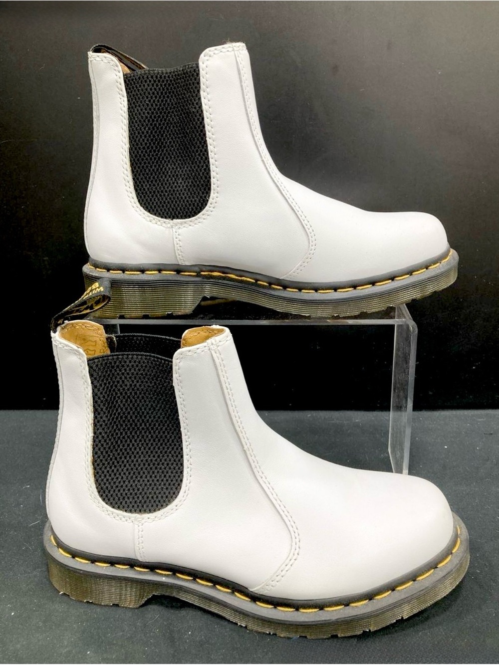 Dr. Martens 2976 White
Leather Chelsea Boots Pull-On Elastic Gore Women Size 7